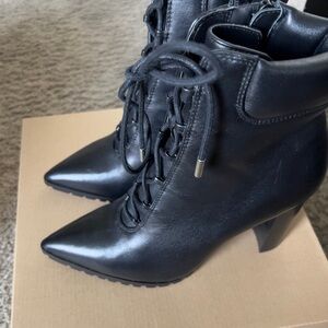 New in Box Steve Madden Illisa Black Leather ankle high heel boots size 8.5